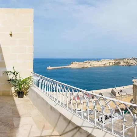Rare Seaview Penthouse - Garden View - Wifi Apartment Valletta